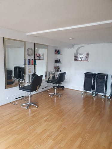 Giggs Salon 8.57.22 (1)